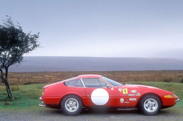 Някога една от най-бързите серийни коли, V12 Daytona изглежда великолепно добре със своя изрязан нос и рязко изрязана опашка. 